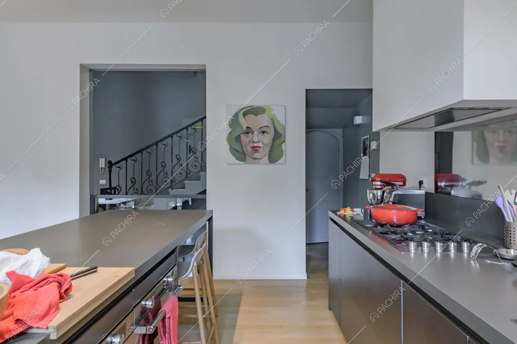 Fornelli a gas nella cucina della villa Kharan, location in stile contemporaneo a Milano
