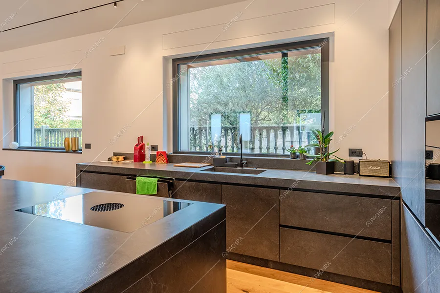 Cucina della villa Norte, location in stile moderno a Monza