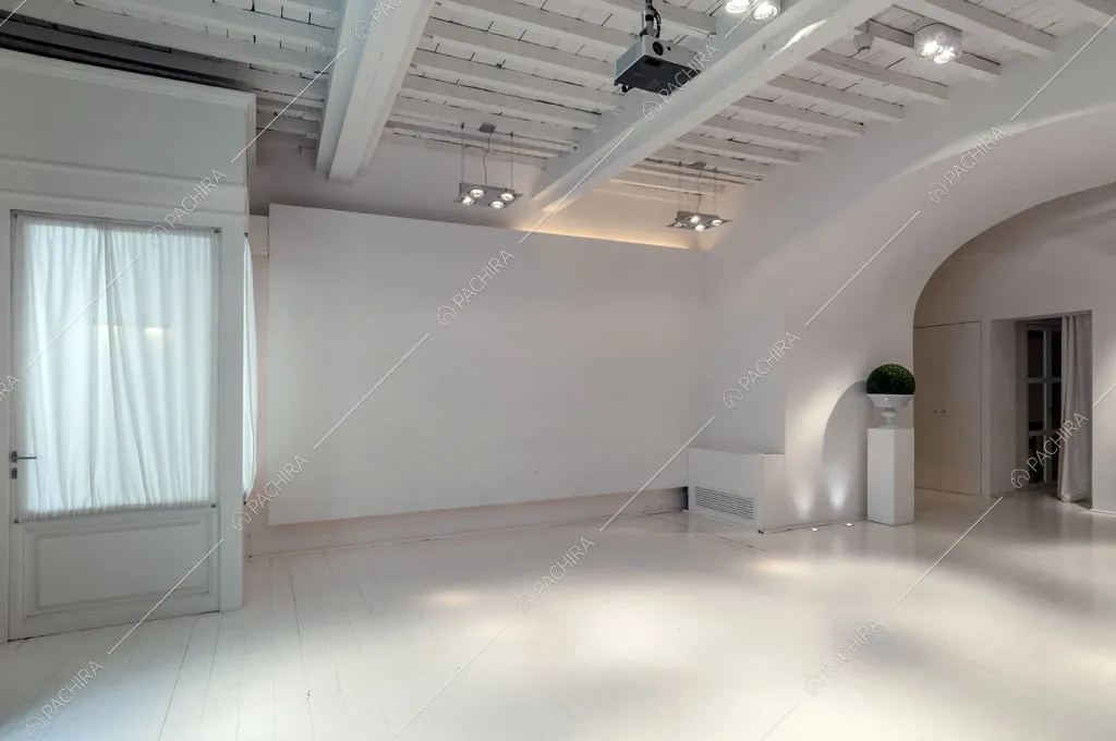 Salone con travi a vista sul soffitto dell'hotel McKinley, location in stile classico a Firenze