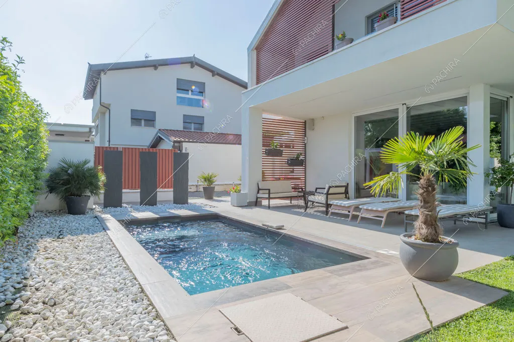 Piscina della villa Garnet, location in stile contemporaneo a Milano