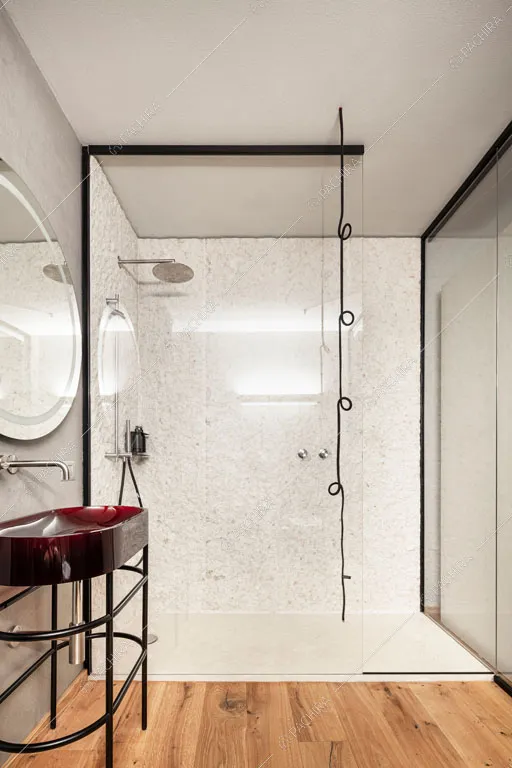 Box doccia nel bagno della villa Ghibli, location in stile contemporaneo a Verona