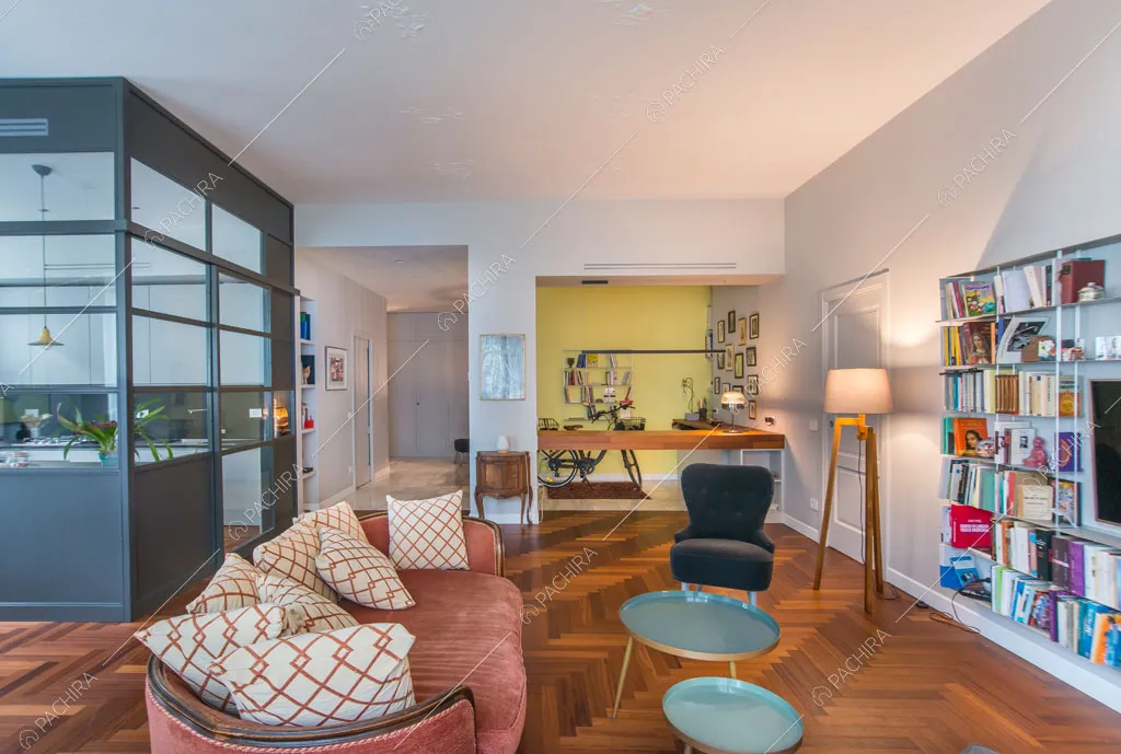 Zona living dell'appartamento Grifola, location in stile contemporaneo a Roma