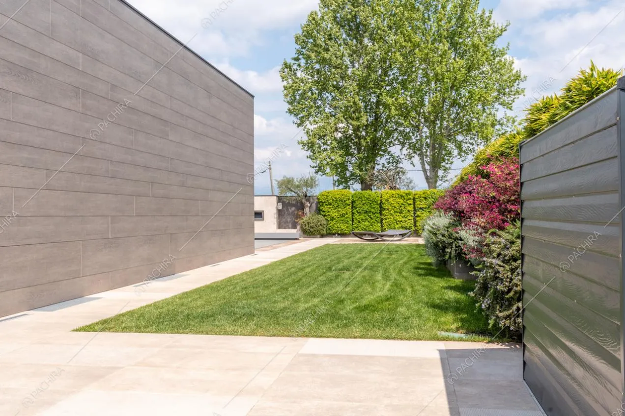 Vista sul curatissimo giardino e sulla sdraio