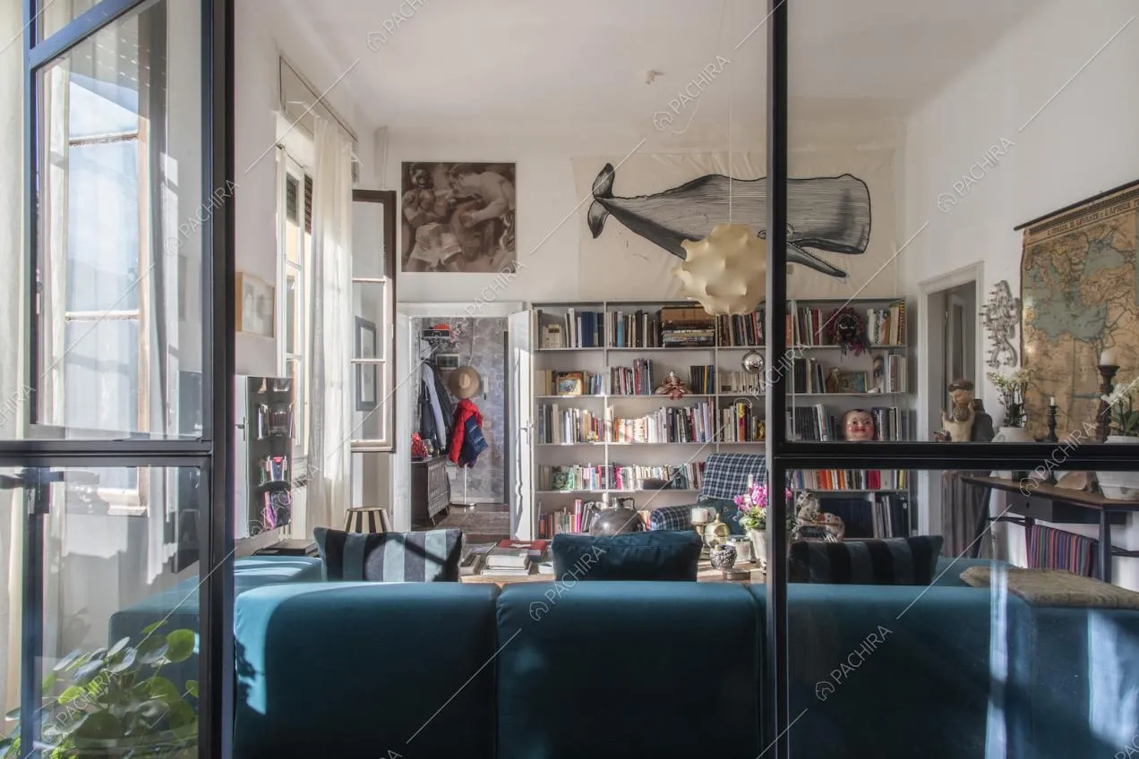 Libreria nel salotto vista dalla camera da letto