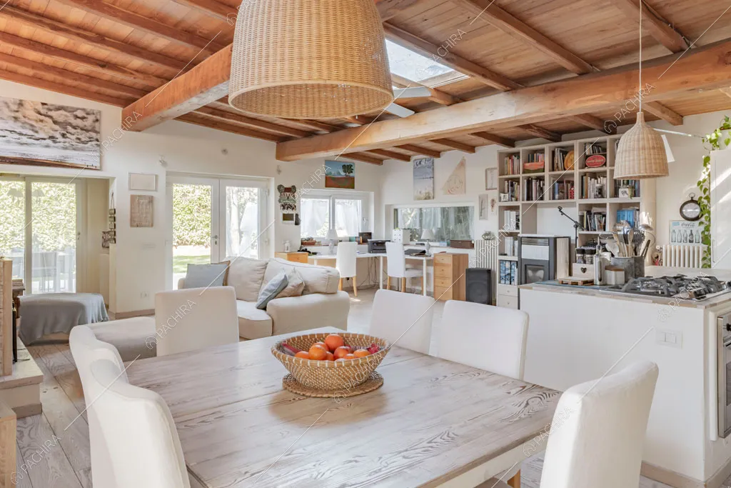 Travi a vista sul soffitto della sala della location Aliseo, villa in stile contemporaneo a Roma