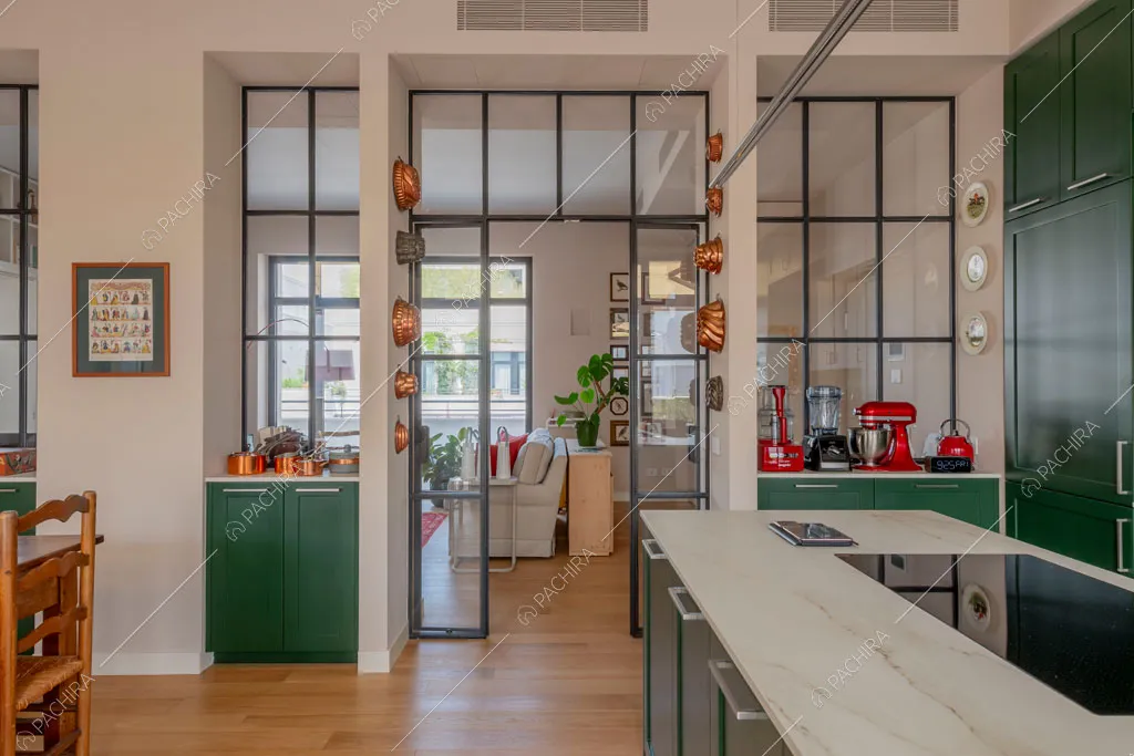 Cucina dell'appartamento Foehn, location in stile contemporaneo a Milano