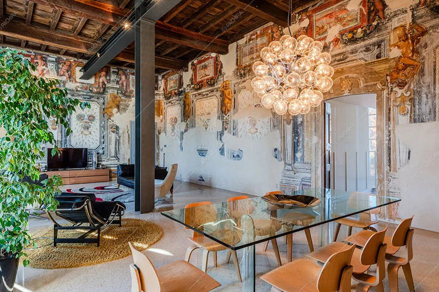 Zona living della villa Mayon, location in stile moderno a Milano