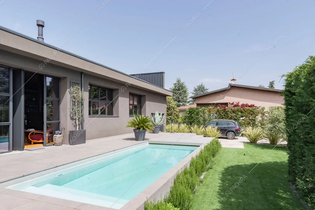 Piscina del loft Danubio, location in stile contemporaneo a Brescia