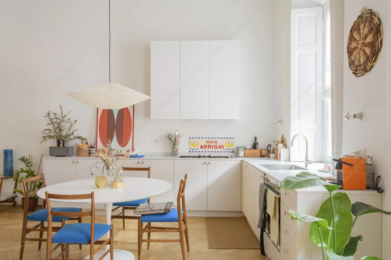 Cucina bianca a muro e lampadario di design