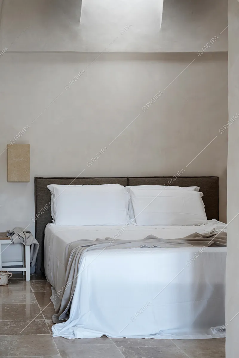 Camera da letto della masseria Athos, location in stile rustico a Brindisi
