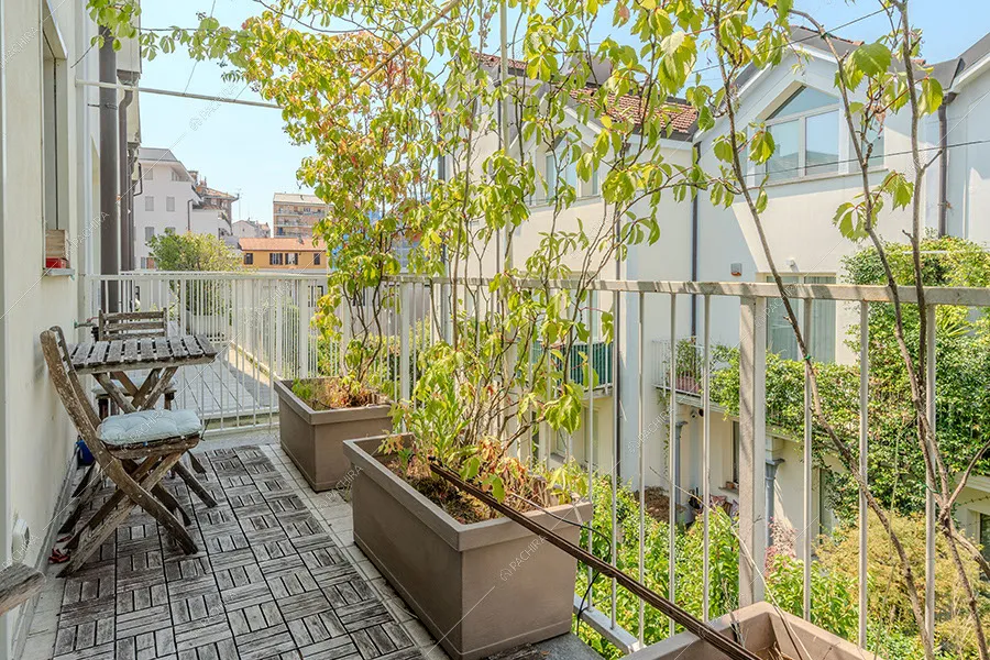 Balcone della villa Malachite, location in stile moderno a Milano