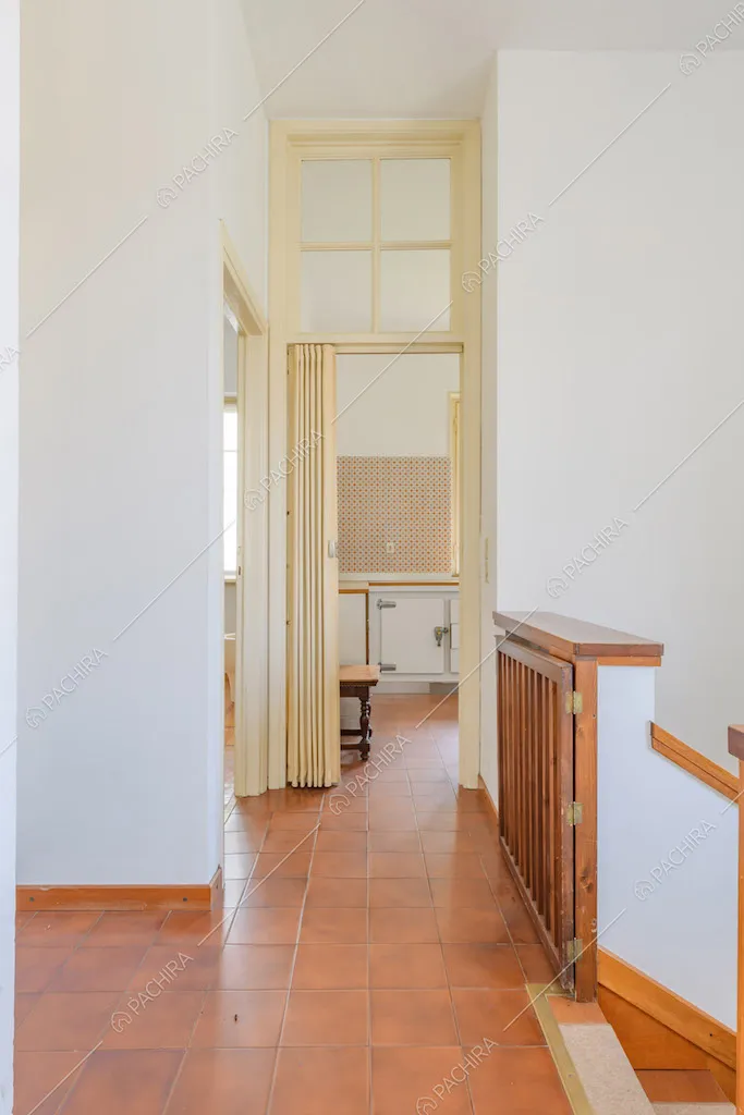 Corridoio con vista sulla cucina e scale