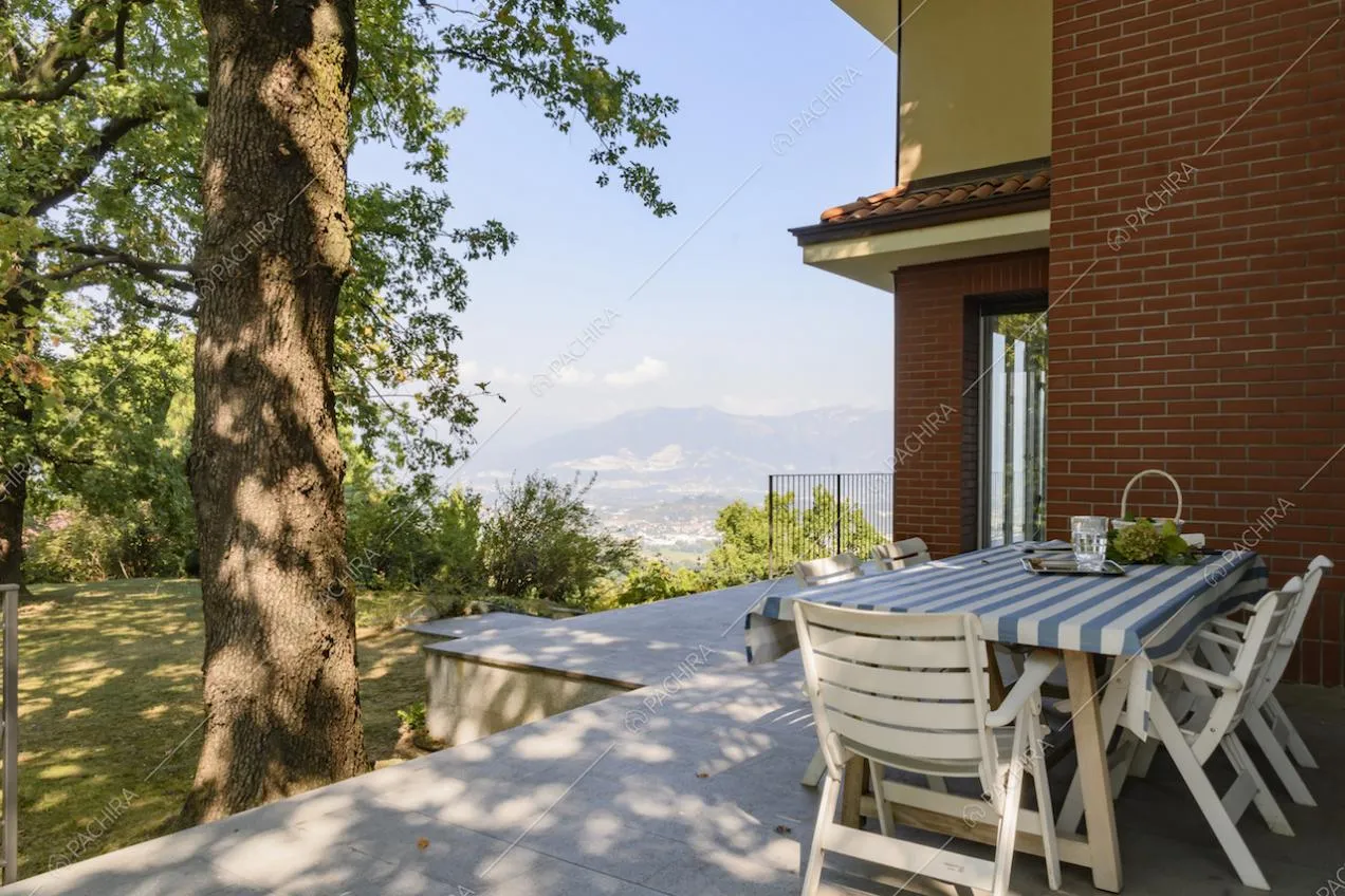 Terrazza e giardino con vista sulle montagne