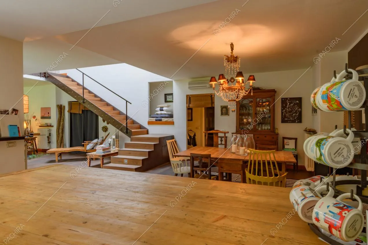 Vista sulle scale dalla credenza in legno della cucina