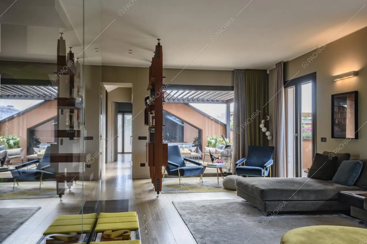Soggiorno con grande tappeto, parquet e libreria in legno