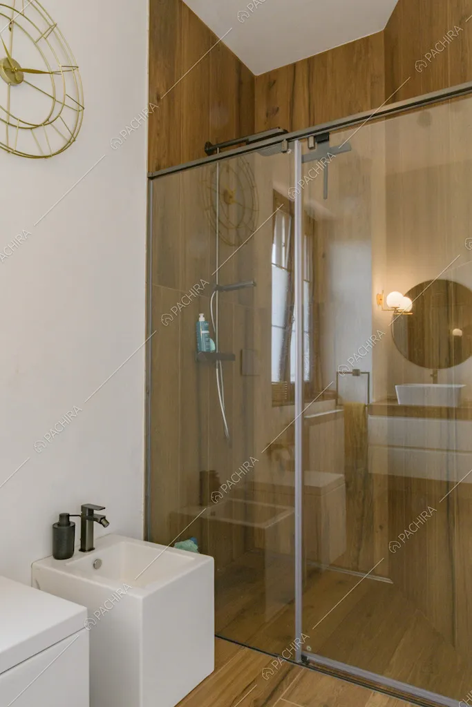 Box doccia con pareti in legno