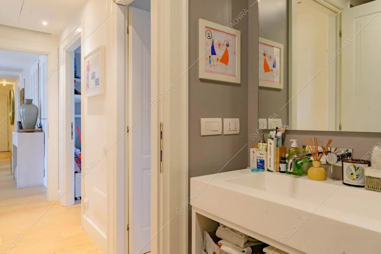 Parete grigia del bagno con boiserie alle pareti e pavimento in parquet