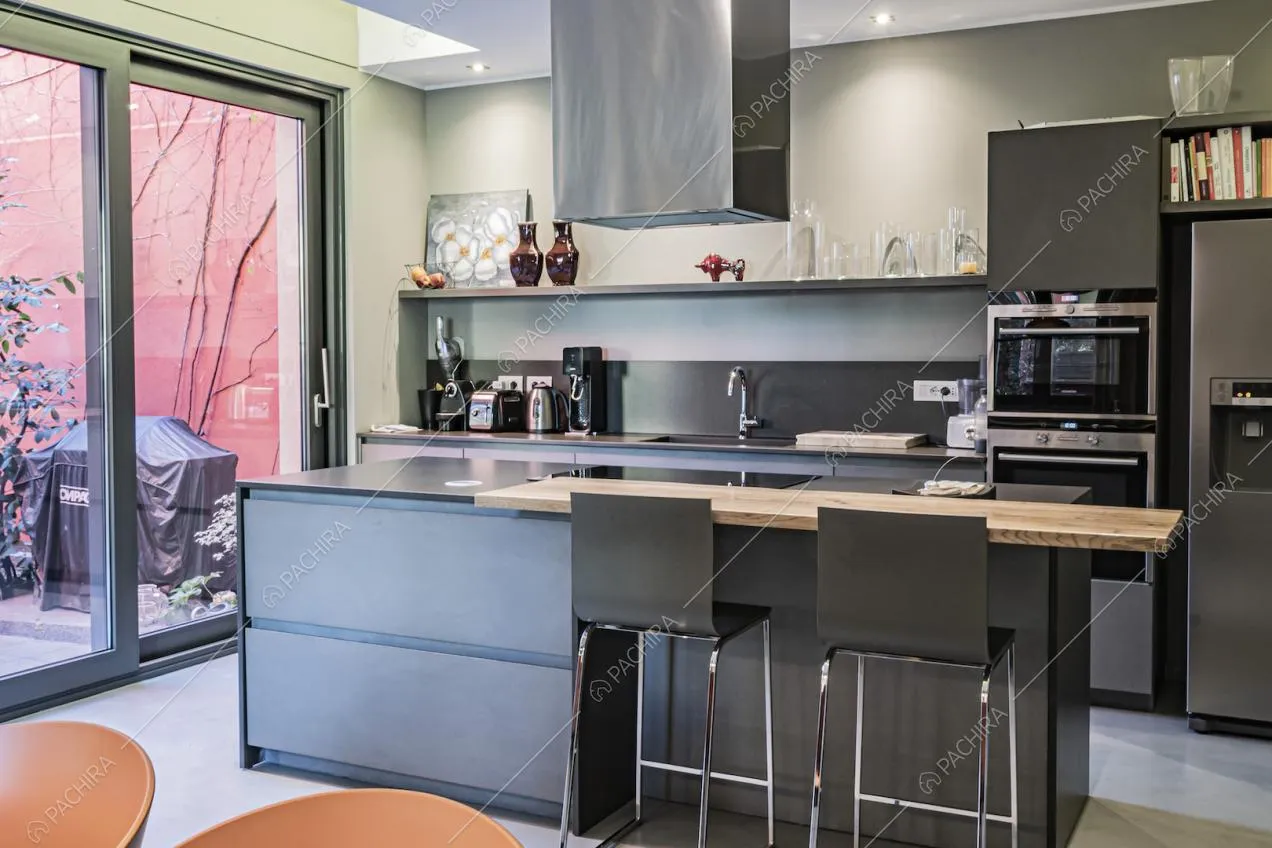 Arredi color grigio scuro nella cucina a vista con elettrodomestici