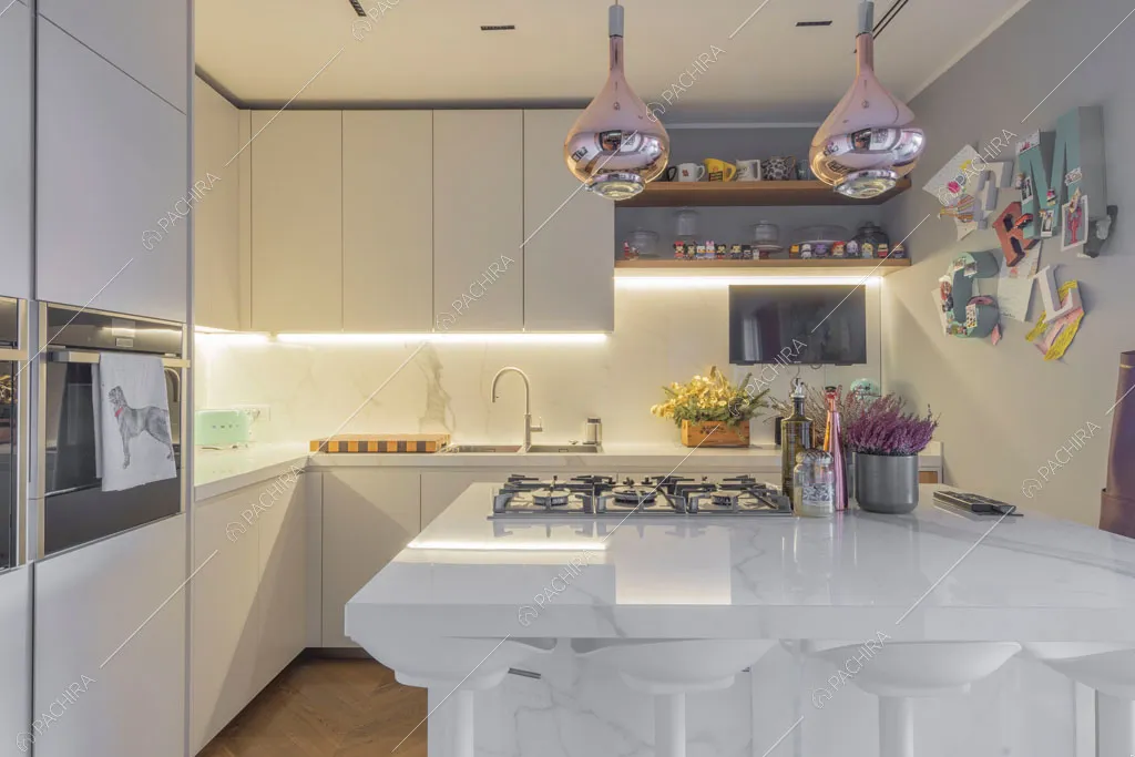 Fornelli a gas sull'isola della cucina dell'appartamento Molucche, location in stile contemporaneo a Roma
