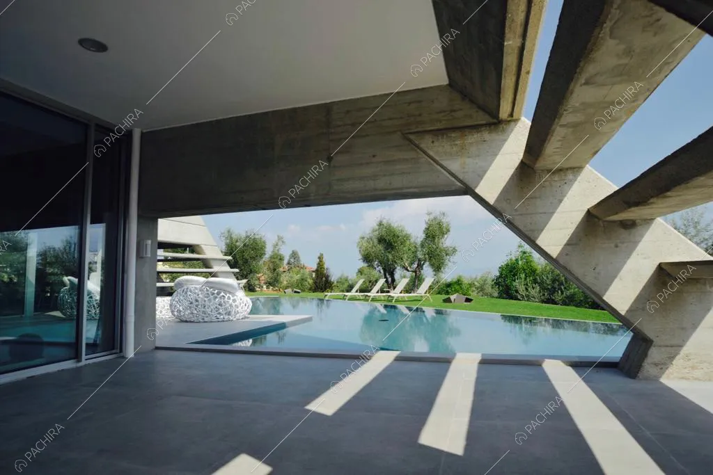 Scorcio sulla piscina e sul giardino della Location Iris