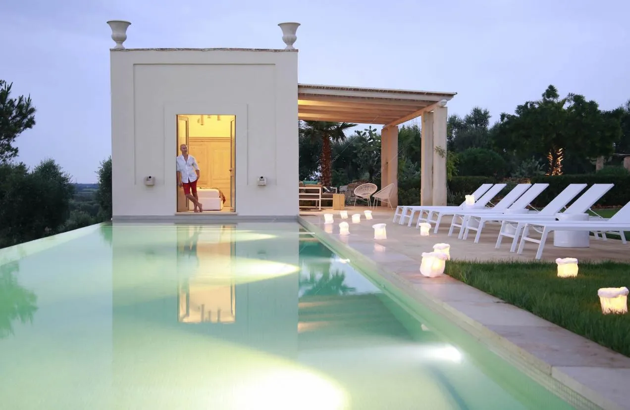 Piscina della location con dépendance e veranda