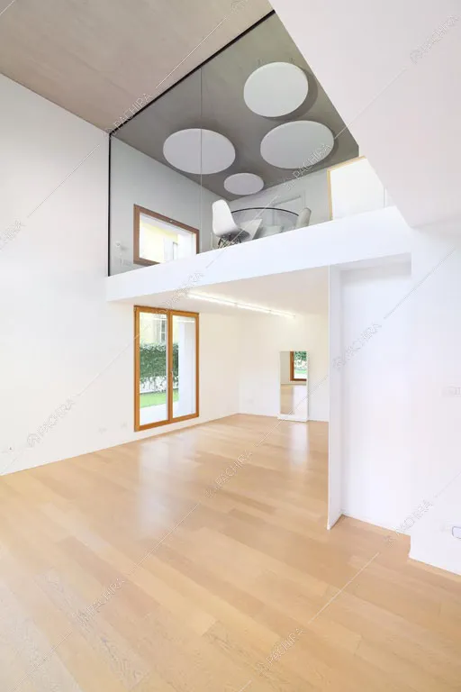 Pavimento in parquet nel salone dell'espositivo Apocino, location in stile contemporaneo a Milano