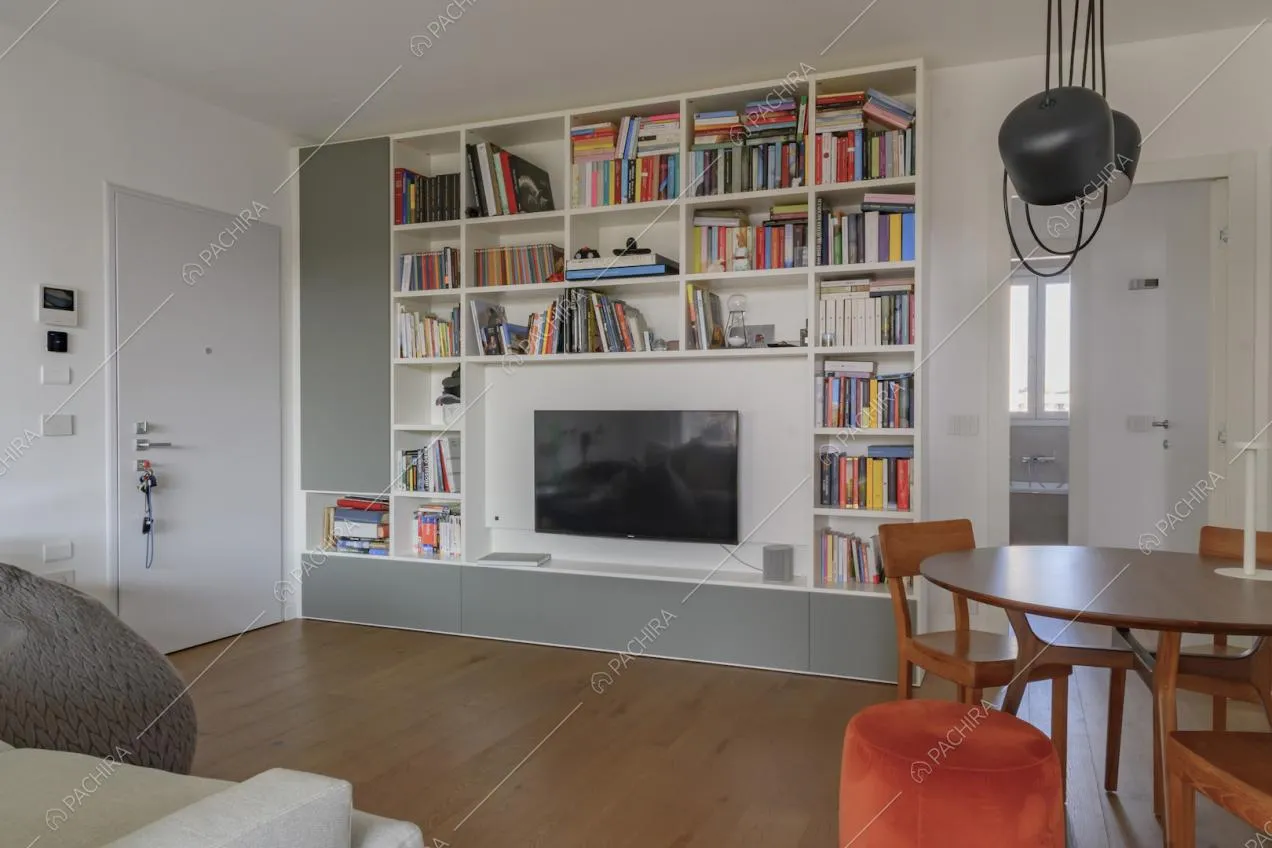 Salotto con pavimento in parquet e scorcio sul bagno