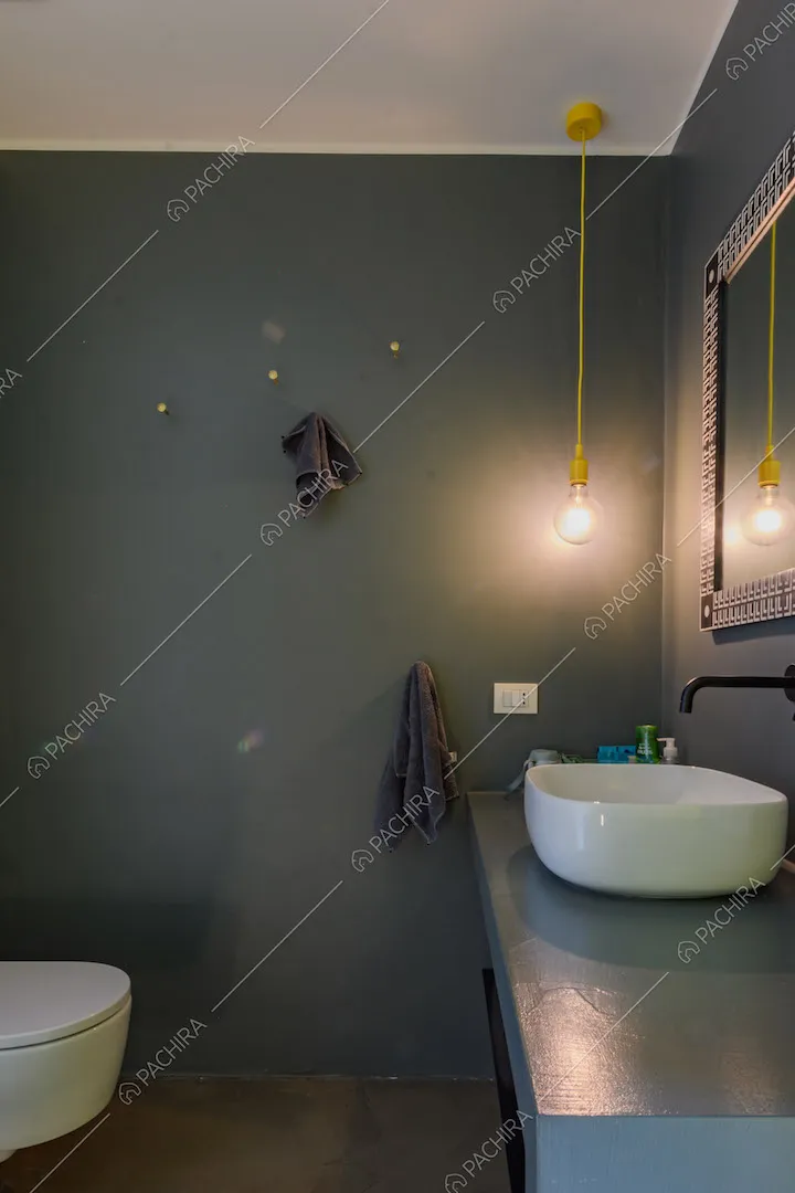 Bagno con pareti blu