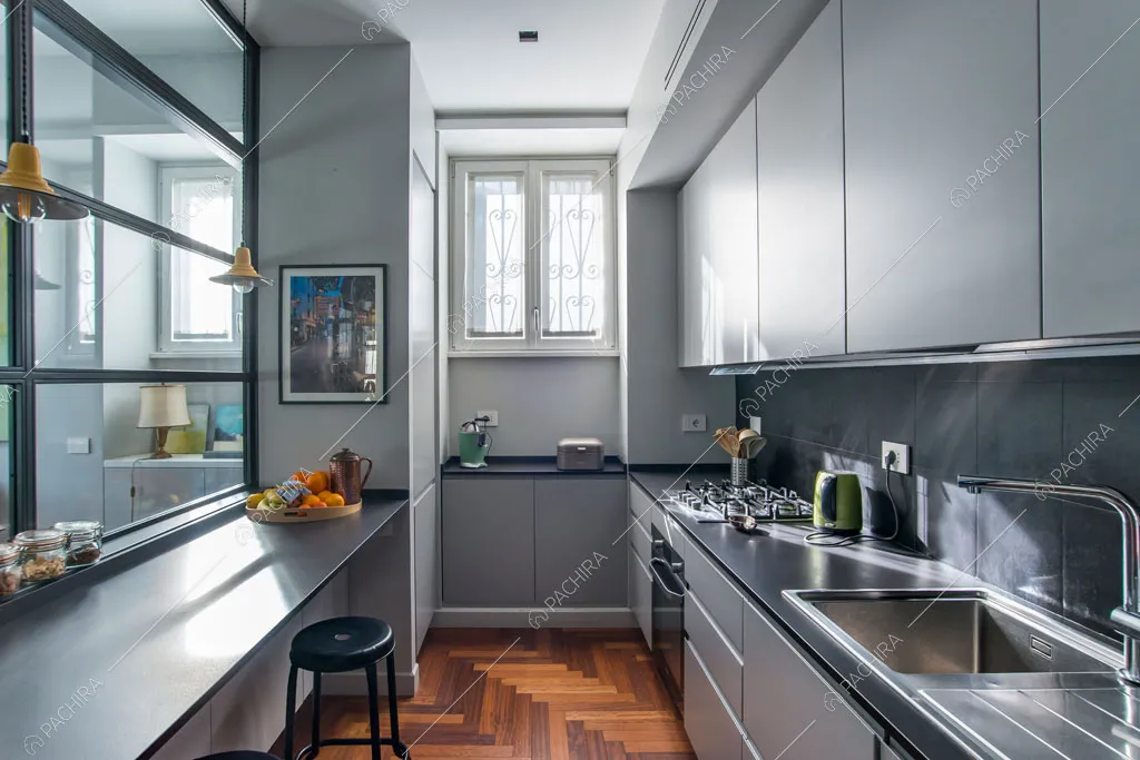 Cucina dell'appartamento Grifola, location in stile contemporaneo a Roma