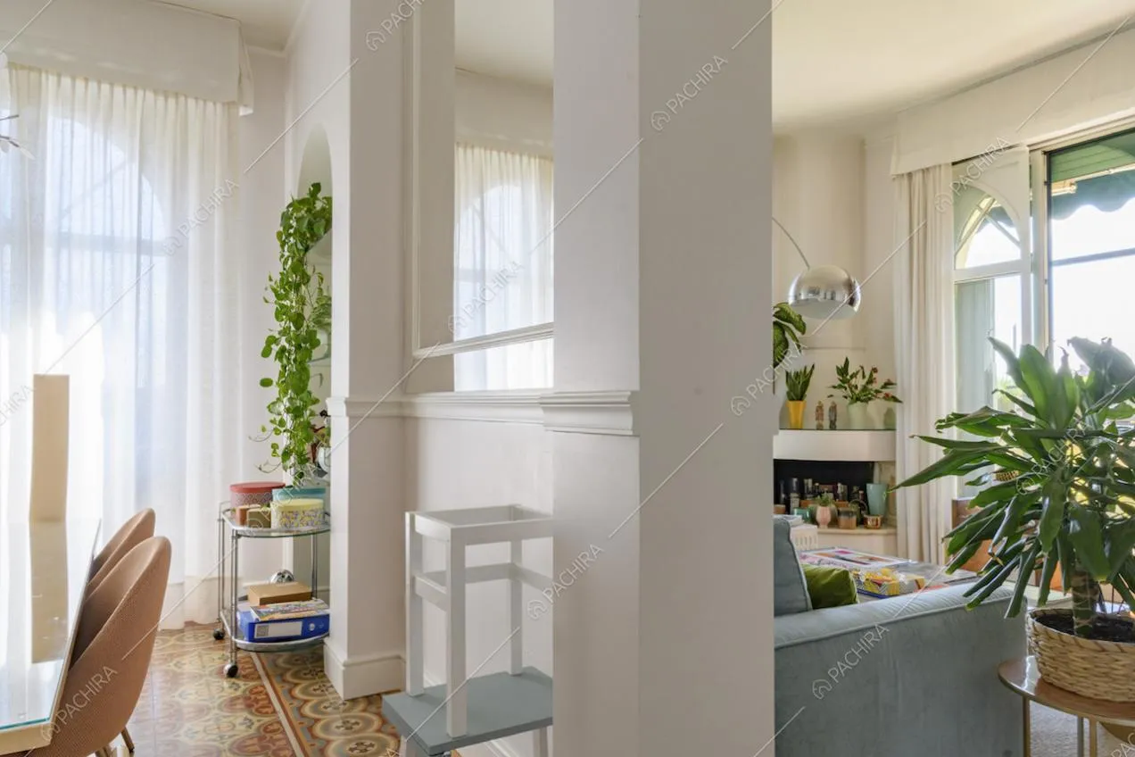 Vista dalla sala da pranzo sul luminoso salotto