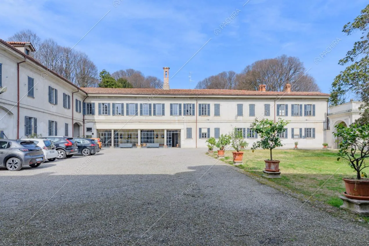 Grande cortile con pavimentazione in ciottoli