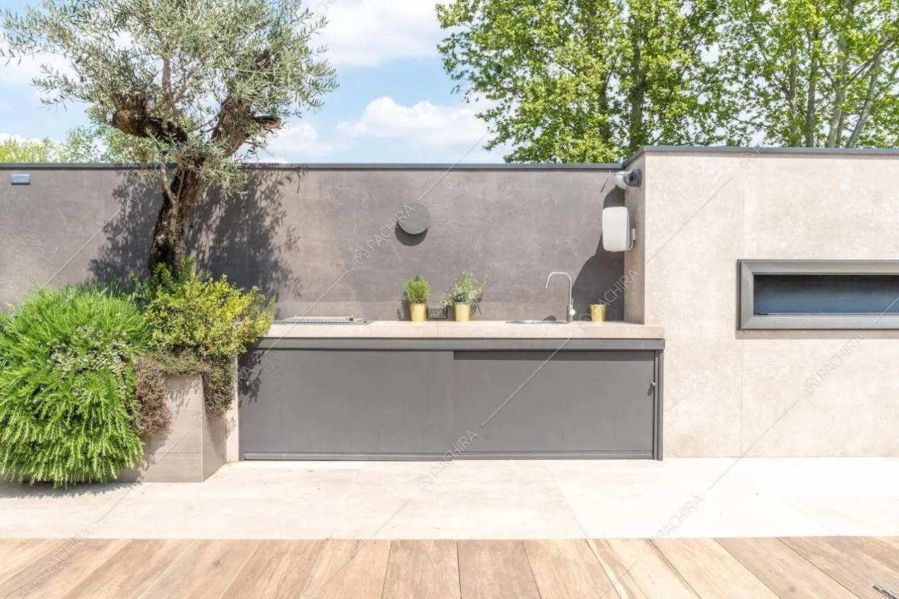 Zona cucina nel giardino privato della location e pavimentazione in parquet da esterni