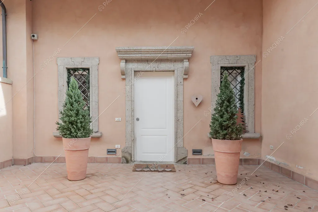 Ingresso e pavimento in cotto della villa Bauxite, location in stile moderno a Roma