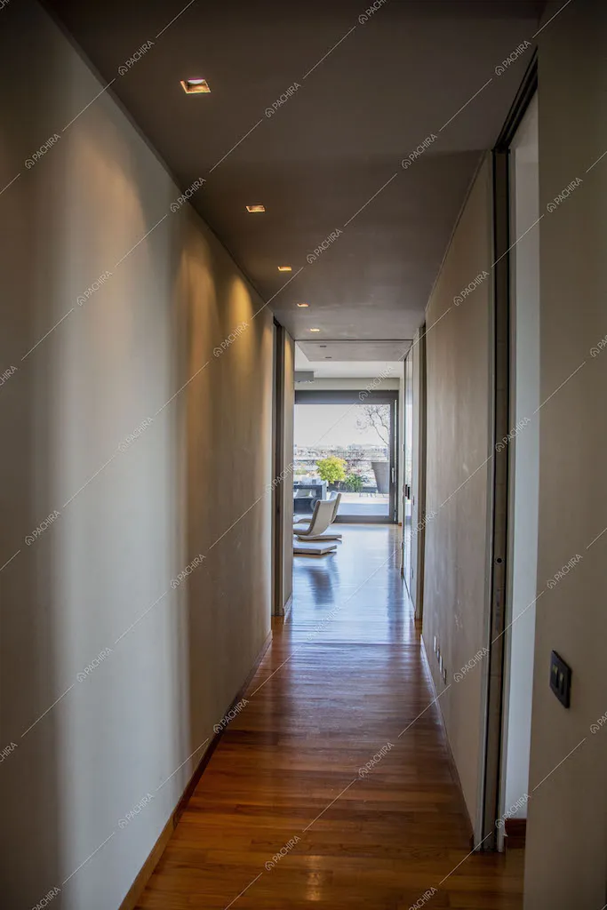 Dal corriodoio con pavimento in parquet vista sulla terrazza