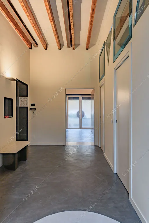Corridoio del loft Unakite, location in stile moderno a Milano