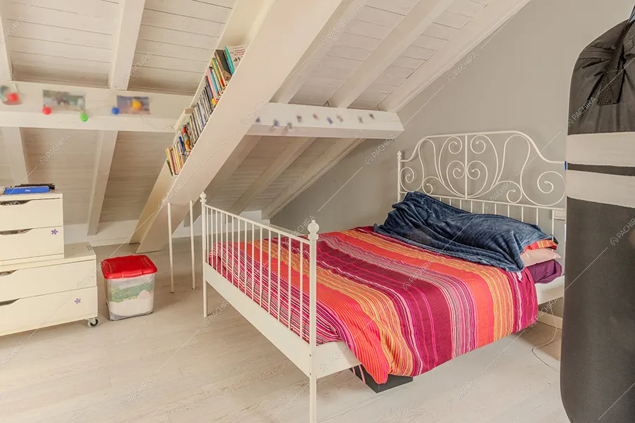 Camera da letto dell'appartamento Clorofilla, location in stile classico a Milano