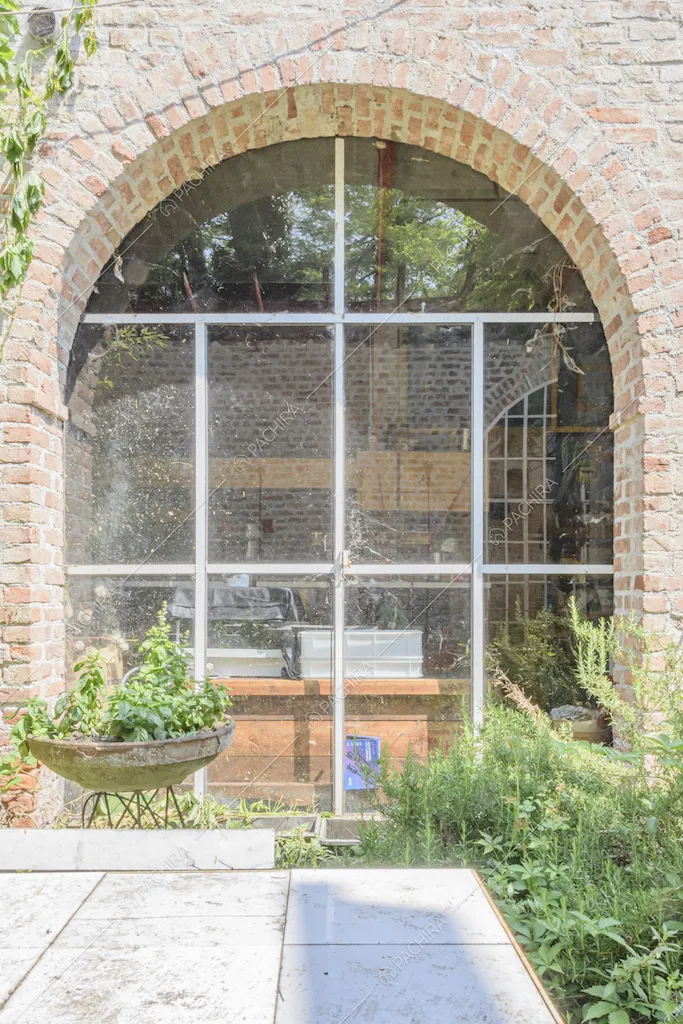Grande finestra ad arco in mattoni