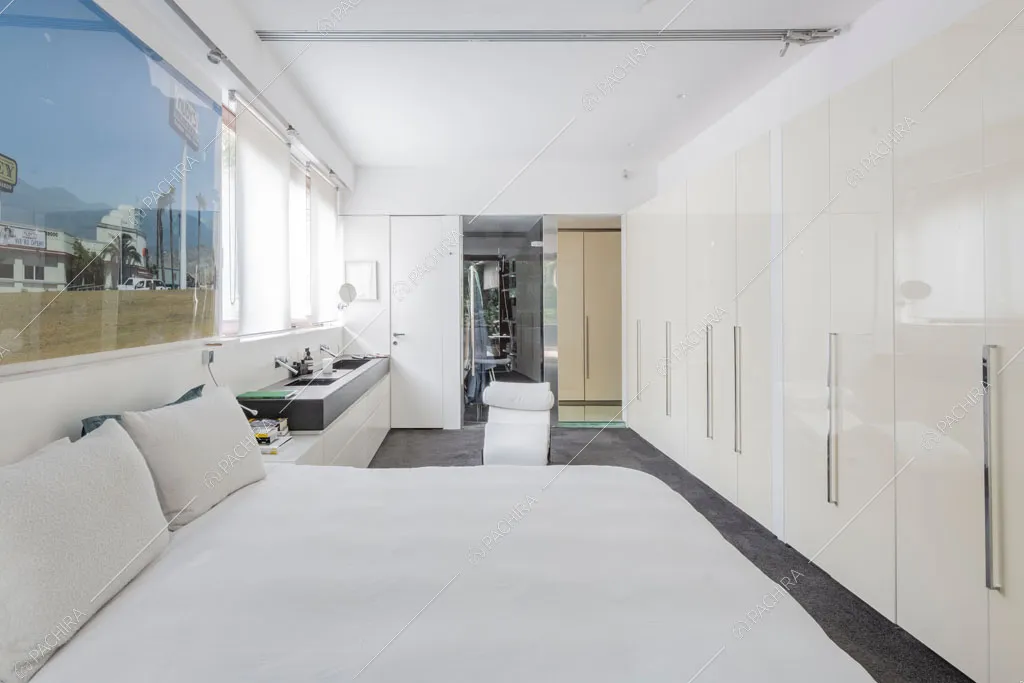 Armadi a muro nella camera da letto matrimoniale dell'appartamento Carpentaria, location in stile contemporaneo a Roma