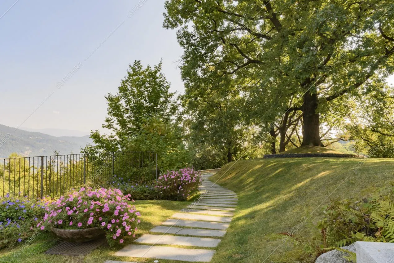Vialetto del giardino con lastre in pietra e vista panoramica