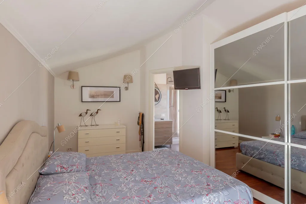Camera da letto della villa Lena, location in stile moderno a Roma