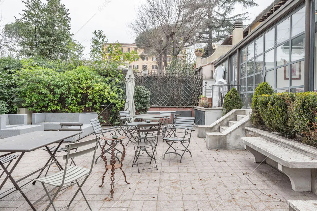 Grande cortile dell'appartamento Catalpa, location in stile moderno a Roma