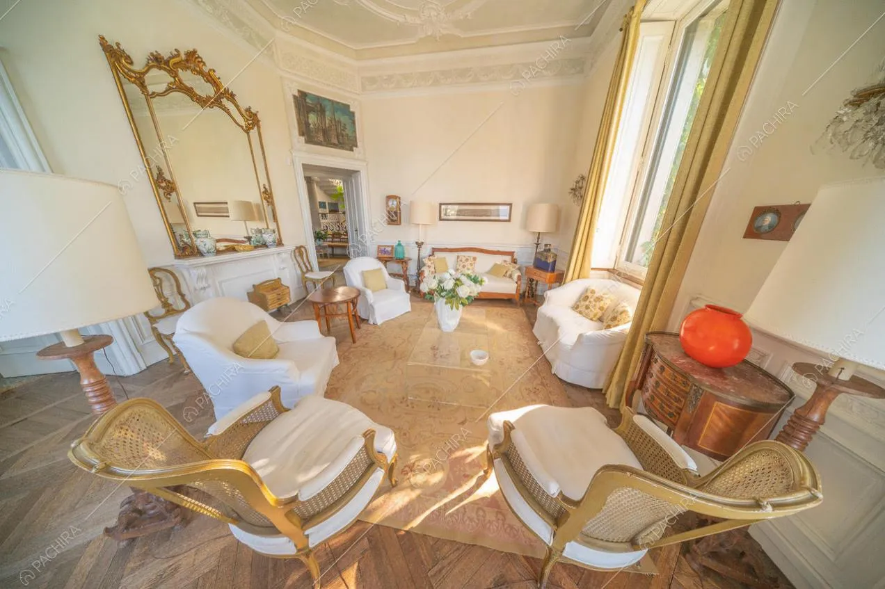 Salone con pavimento a spina di pesce all'italiana 