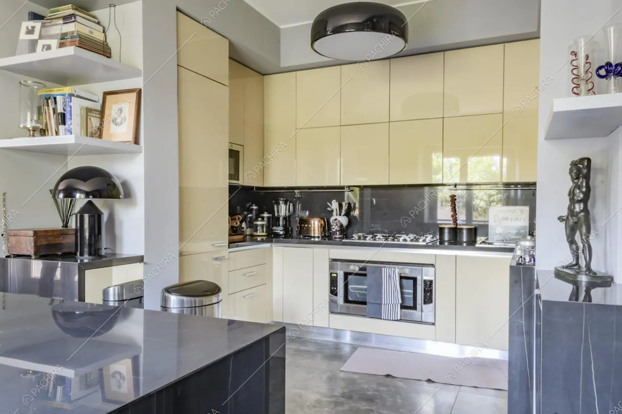 Cucina a parete con elettrodomestici e arredi di design