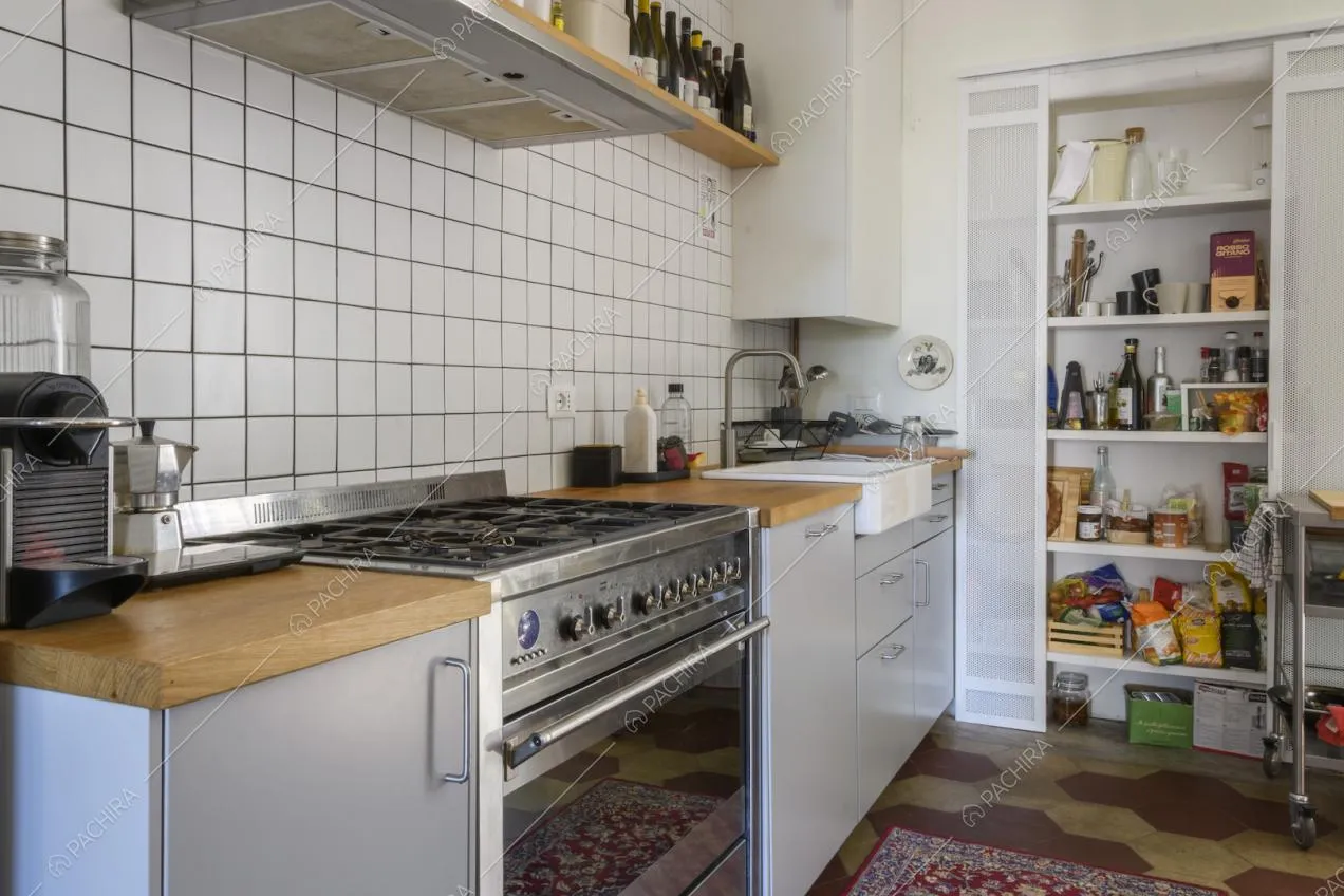 Dettaglio della cucina della Location Pernezia con elettrodomestici