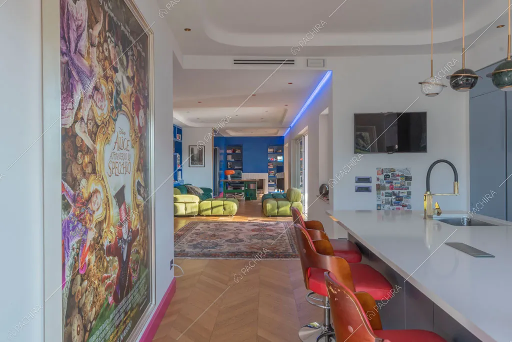 Cucina a vista dell'appartamento Gila, location in stile contemporaneo a Roma