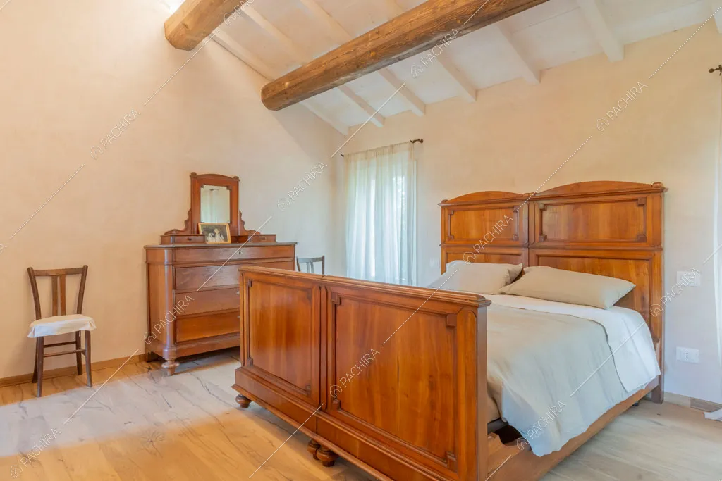 Camera da letto della villa Missouri, location in stile rustico a Mantova