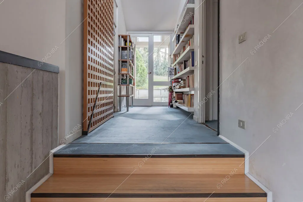 Scale in legno e corridoio della villa China, location in stile contemporaneo a Roma