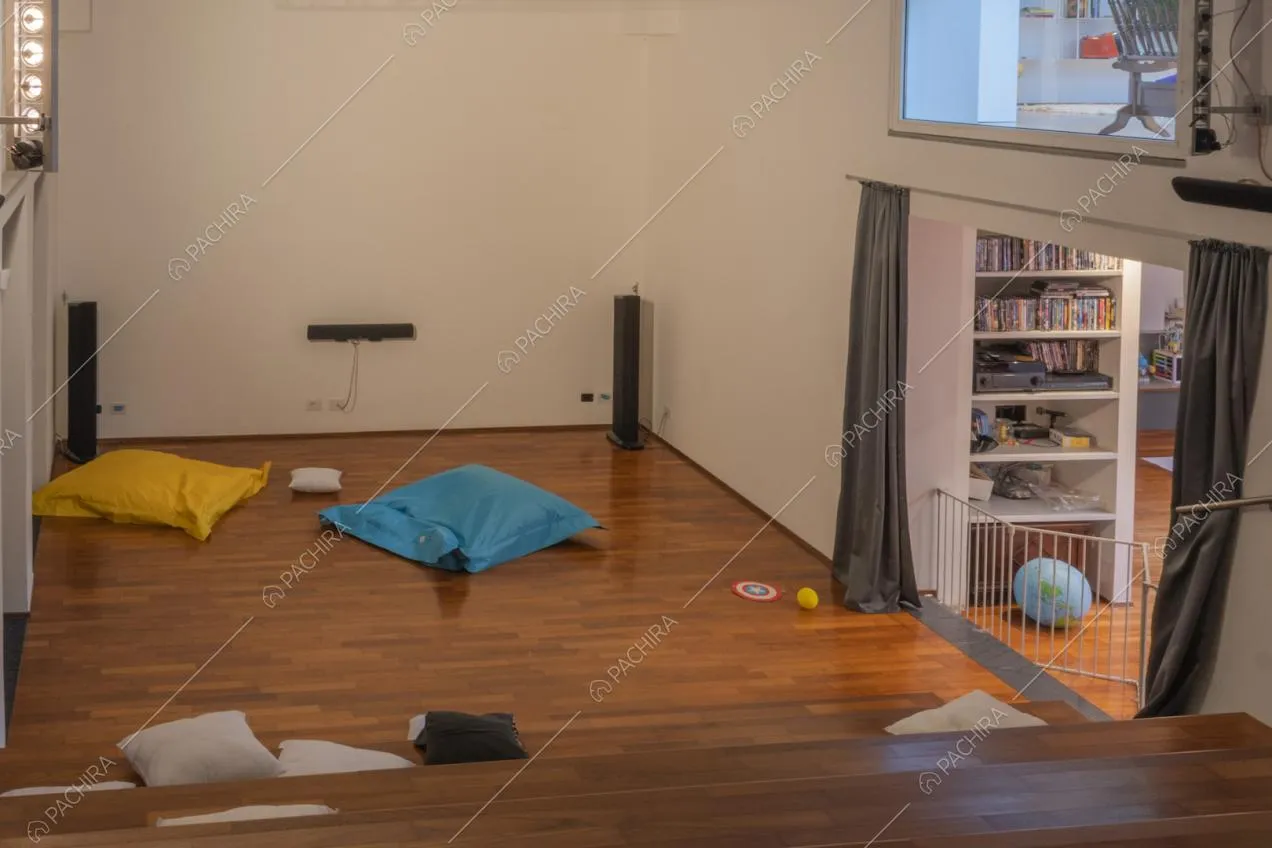 Pavimento in parquet con grandi cuscini colorati imbottini