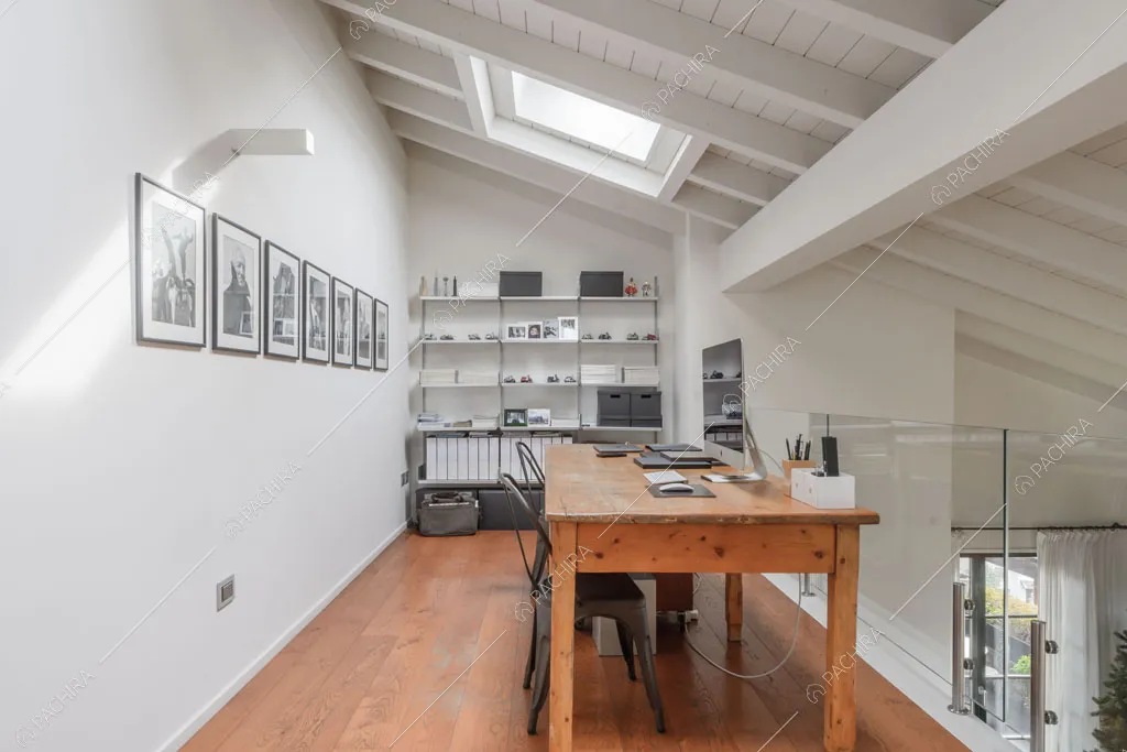 Studio sul soppalco della villa Roveja, location in stile contemporaneo a Como