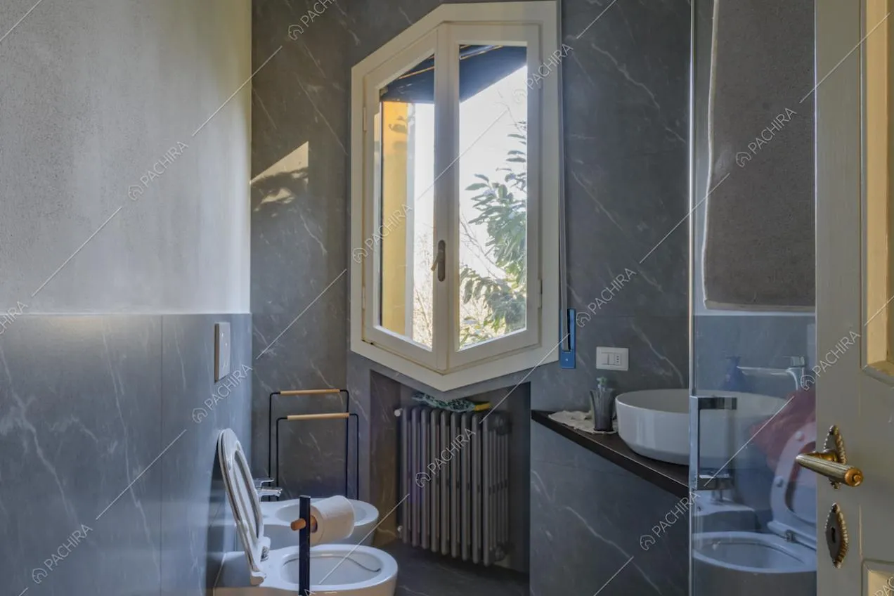 Bagno dalle pareti in marmo